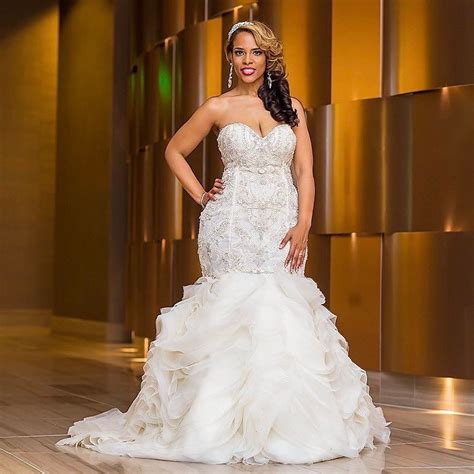 This Strapless Fit And Flare Wedding Gown Is Great On This Plus Size Bride Fuller Figured Women
