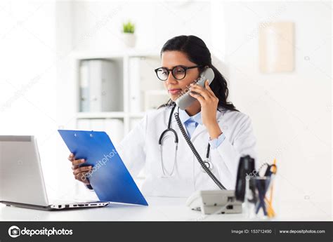 Telif hakları © 2017 i̇stanbul hospital. Médico com área de transferência chamando por telefone no ...