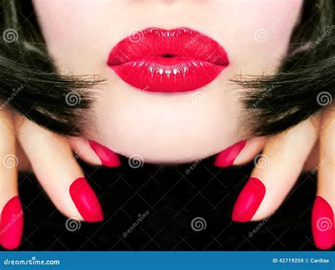 Sexy Hübsche Frau Mit Dem Schwarzen Haar Rote Lippen Und Die Fingernägel Die Einen Kusssenden