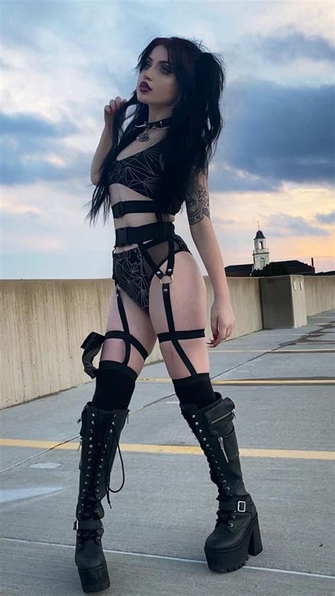 Pin by ʀᴀᴄʜᴇʟ ᴍ ʀᴏᴛʜ on Faceclaim Hot goth girls Gothic metal girl Goth women