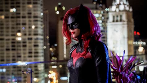 Batwoman Body Swaps Star In Cws Elseworlds Superhero Crossover