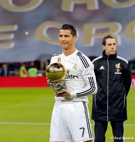 Cristiano Ronaldo Ofrece Su Ballon D Or Al Santiago Bernab U