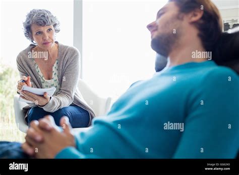 Madre E Hijo Hablando Juntos Fotografías E Imágenes De Alta Resolución