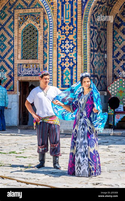 Samarkand Uzbekistan August 28 Bride And Groom In Traditional Uzbek Wedding Clothes
