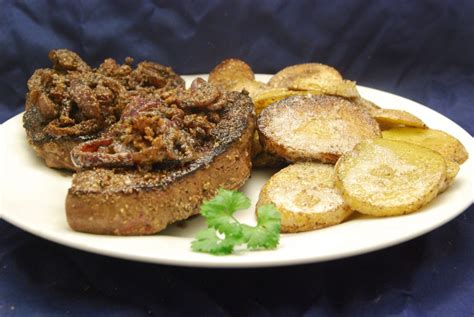 Gebratene Leber mit Röstzwiebeln und Bratkartoffeln