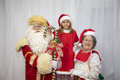 Vó tirando fotografia com sua neta e Papai Noel celebrando natal ceia download Designi