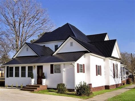 This allows the white trim and gray siding to create a more subtle and classic appearance over the rest of the property. Metal roofing colors and house facade - choosing the right ...