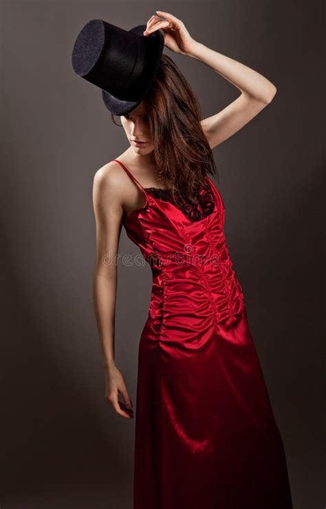 Reizvolle Frau Im Roten Kleid Und Im Spitzenhut Stockbild Bild Von