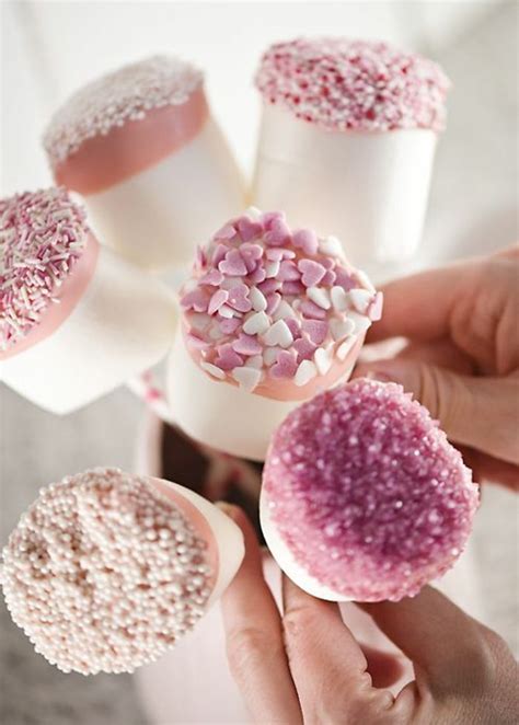 Cake Pops Aus Marshmallows Dekoriert Mit Zuckerperlen Und Herzen Aus