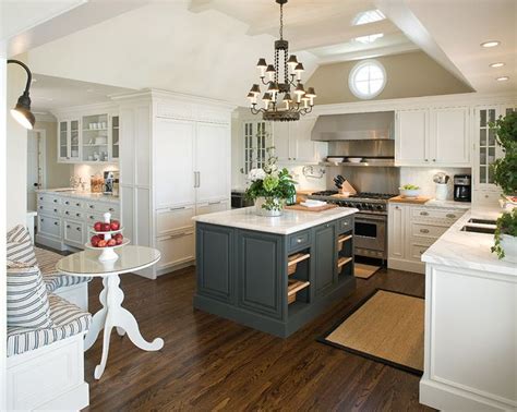 32 Stylish Ways To Work With Gray Kitchen Cabinets