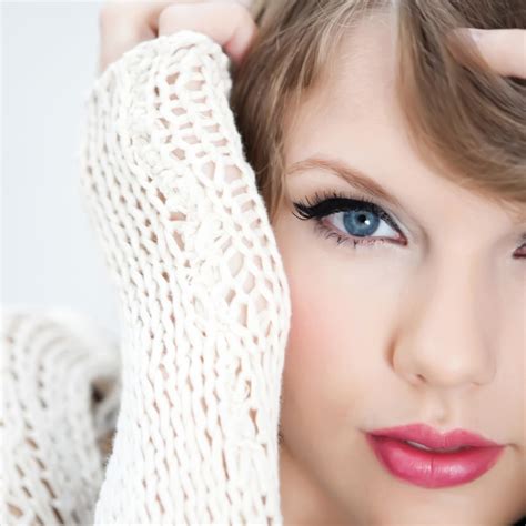 1080x1080 Taylor Swift Pretty Face Wallpaper 1080x1080 Resolution
