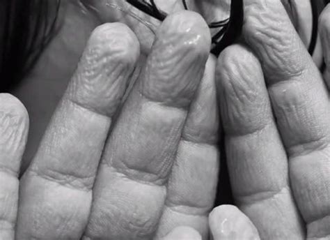 Perform An Experiment To Determine Whether Smooth Or Wrinkled Fingers Are Better At Holding Wet