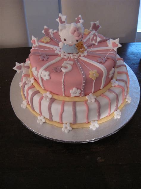 Hello kitty inspired giant cupcake and matching cupcakes. Bi Cake: Hello Kitty cake