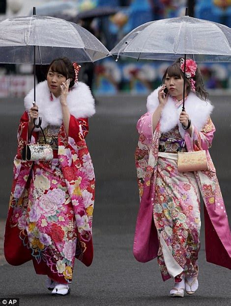 Japans Young Women Celebrate Coming Of Age Day Daily Mail Online
