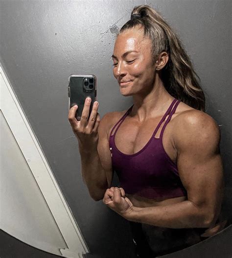 Pin By World All Corners On Femalebodybuilding Muscle Women Mirror Selfie Female