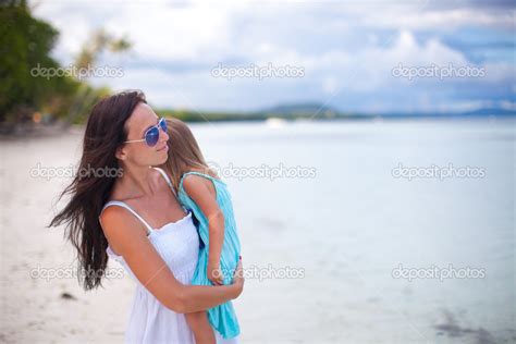 Joven Madre Y Su Pequeña Hija Disfrutando De Vacaciones En La Playa