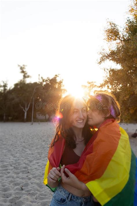 schönes lesbisches paar das zärtlich umarmt stockbild bild von parade frau 229863595