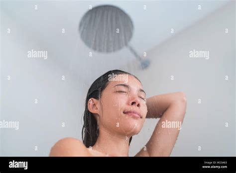 Girl In Shower Fotografías E Imágenes De Alta Resolución Alamy