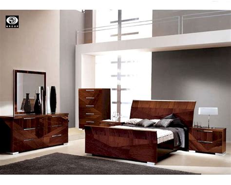Modern Bedroom Set In High Gloss Walnut Finish 33b161