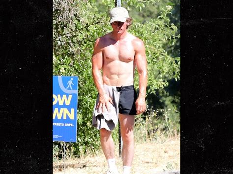 The Bear Star Jeremy Allen White Looks Ripped On Morning Hike The