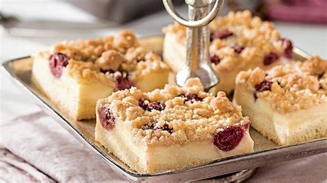 Für euren saftigen kirsch pudding schmand kuchen beginnt ihr mit dem teigboden: Puddingstreuselkuchen mit Kirschen | Rezept in 2020 ...