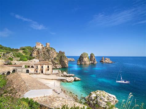 Catánia ligt aan de oostkust van het italiaanse eiland sicilië. Beaches in Sicily: Blue Flag Bliss - LuxeInACity