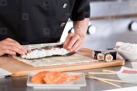 Photos - Chef preparing sushi 106706 - YouWorkForThem