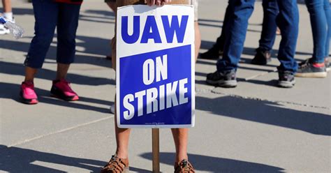 Gm Strike Uaw Workers Getting By On 250 A Week As Walkout Drags On