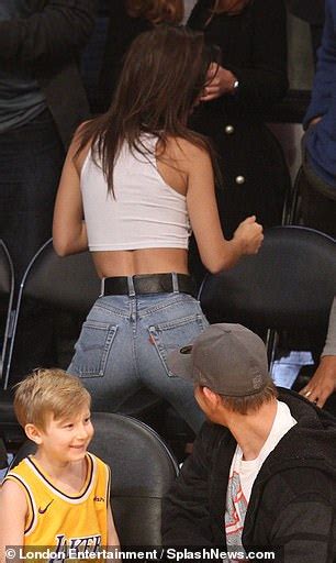 Emily Ratajkowski Quite Literally Turns Heads As Admiring Male Fans Check Her Out At LA Lakers