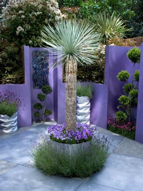 The humble garden fence, our gardens have them but we neglect them.yes we may paint or stain them but do we decorate? Colorful garden design and decoration - 15 creative Ideas
