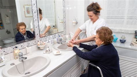 how to help seniors with dementia bathe and shower