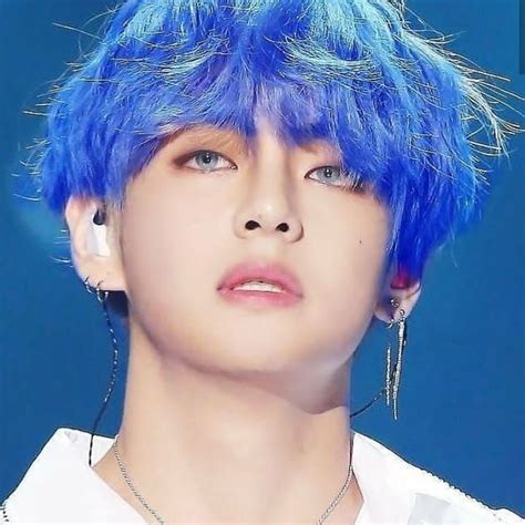The perfect bts kimtaehyung bluehair animated gif for your conversation. Ja imaginou taehyung de blue hair? Então toma kkkk . . . # ...