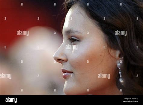 l actrice française virginie ledoyen marche le tapis rouge du palais des festivals pour la