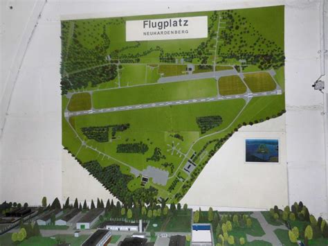 Das tor ist eines der wichtigsten wahrzeichen von berlin. Ausflugsziel: Flugplatz und Museum Neuhardenberg/Marxwalde ...