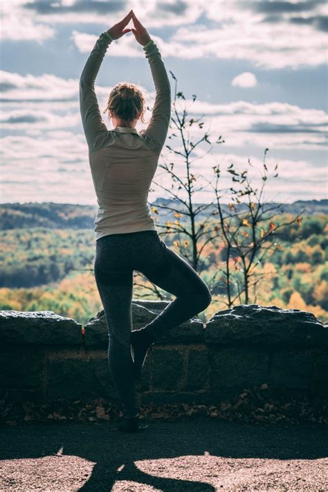 Explore the best types of yoga for older adults and get tips on how to find appropriate classes and videos. Yoga Baum ~~🌲 Asana / Übung: Vrksasana ++ Anleitung und ...
