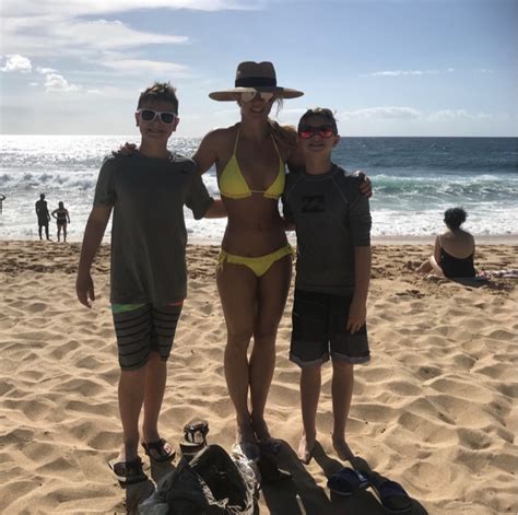 The singer, 36, shared a new family photo of her and her sons sean preston, 12, and jayden james, 11, on instagram tuesday. Britney Spears & Sons Enjoy Warm Weather | Celeb Baby Laundry