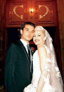 Before her solo career as a popstar, gwen stefani was the lead singer of the rock band no doubt. gwen stefani wedding dress | Gwen stefani wedding ...