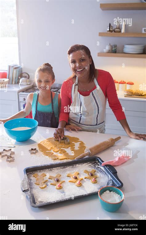 Retrato De La Sonrisa Madre E Hija Preparar Cookies En Encimera De