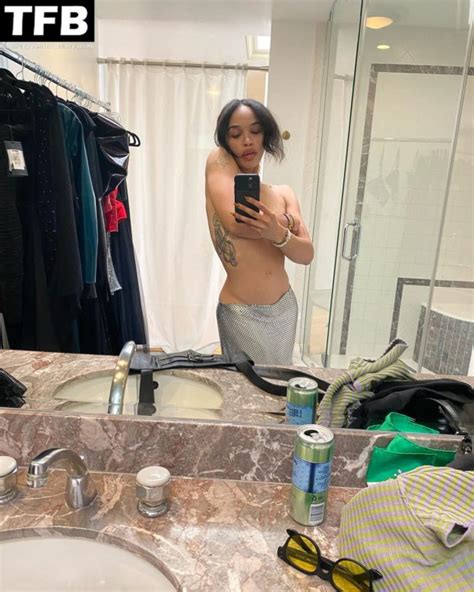 Cleopatra Coleman Topless 4 Photos Thefappening