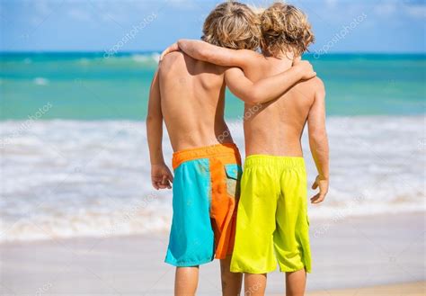 Zwei kleine Jungen haben Spaß am tropischen Strand Stockfotografie