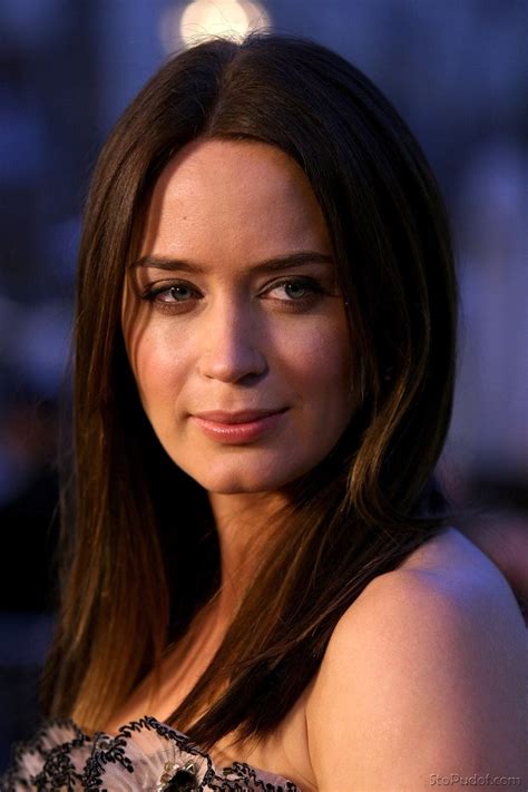 Emily olivia leah blunt is a british actress known for her roles in дьявол носит prada (2006), молодая виктория (2009), грань будущ&. Emily Blunt Nude Pics 2018