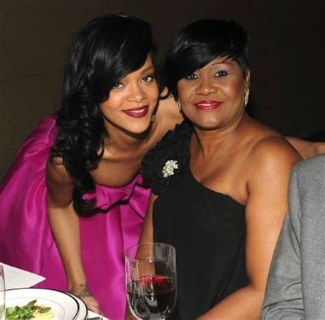 Rihanna And Her Mom Monica Fenty Celebrity Moms Celebrity Families