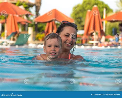 Mama Mit Dem Kind Baden Im Pool Im Urlaub Stockfoto Bild Von Meer Glück 129118412
