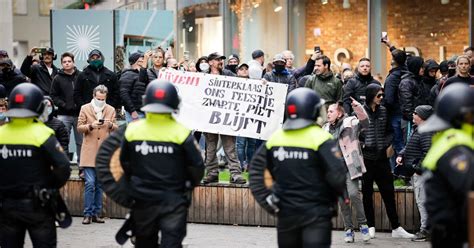 Demonstranten En Politie Belaagd Tijdens Protest Tegen Zwarte Piet In