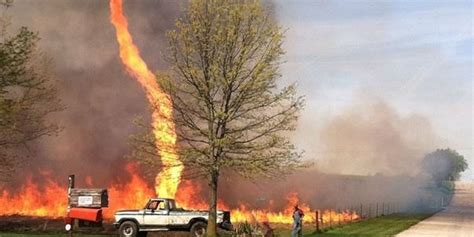 … qu'un tourbillon contenant du feu s'abatte sur son jardin et le brûle?.. Une incroyable tornade de feu aux Etats-Unis | Tornade de ...