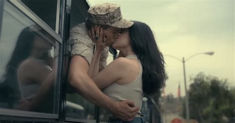 Sofia Carson Zakochuje Się W żołnierzu W Netflixs Purple Hearts