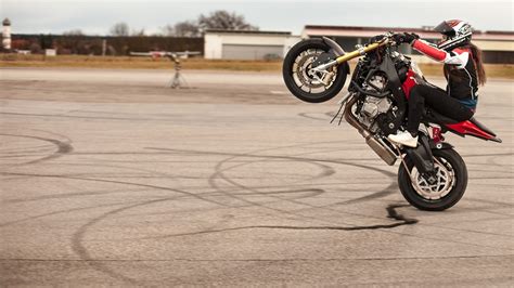 World’s Best Stunt Woman Sarah Lezito Teaches You How To Drift On Motorcycle Sgbikemart
