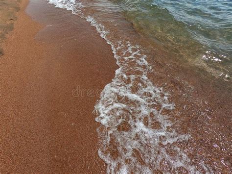 La Struttura Di Chiara Acqua Con Il Fondo Sabbioso Sfondo Naturale Naturale Con Il Fuoco Sul