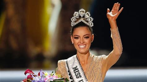 Miss South Africa Demi Leigh Nel Peters Is Crowned Miss Universe 2017