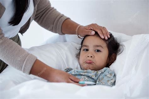 Bebé Enfermo En La Cama Con Las Manos De La Madre Para El Cuidado De